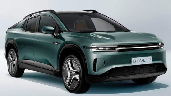 Front three-quarter view of a teal-green Deepal E07 SUV with roof rails and silver alloy wheels.