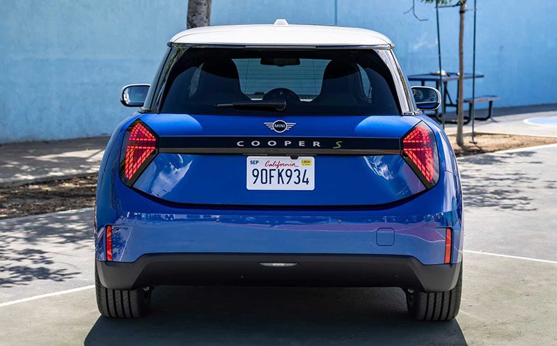 MINI Cooper 2024 สปอยล์ภาพก่อนเปิดตัวด้วยดีไซน์มินิมอล