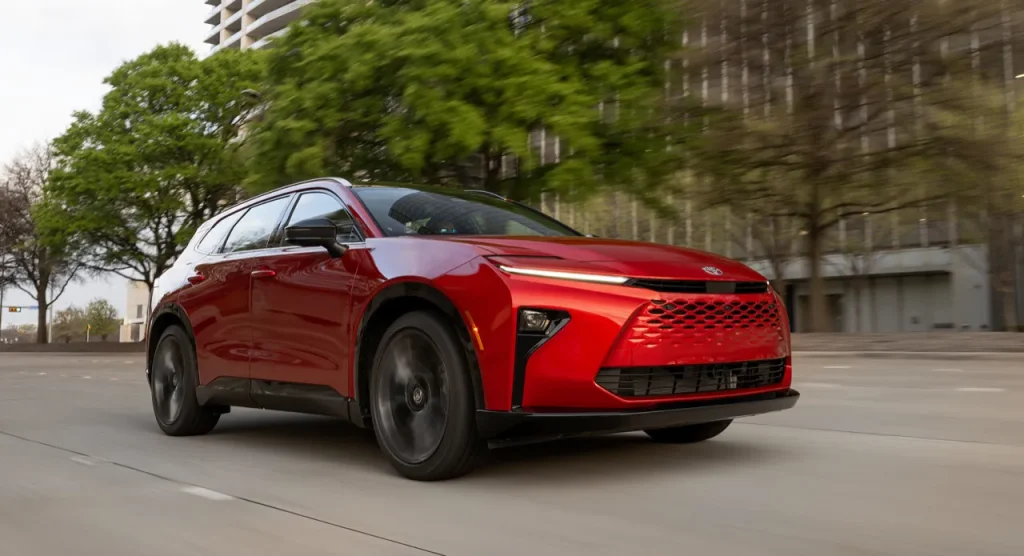 Toyota Crown Crossover 2025 ครอสโอเวอร์พรีเมียมไฮบริดสวย หรู