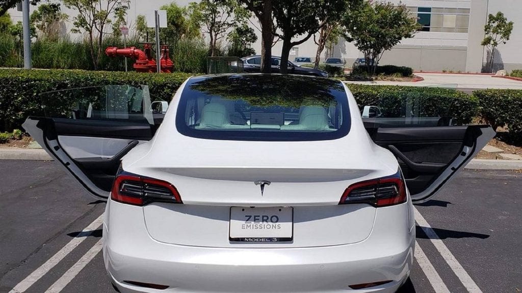 งามหน้า Tesla Model 3 ถึงมือลูกค้าแบบแผงในประตูคนละสี