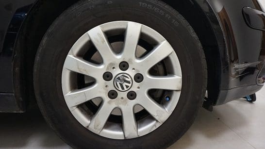 ยางรถยนต์ติดตั้งบนล้อ Volkswagen ภาพถ่ายจริงโดย Tbatb ใช้ประกอบการเปลี่ยนยาง 2 เส้น